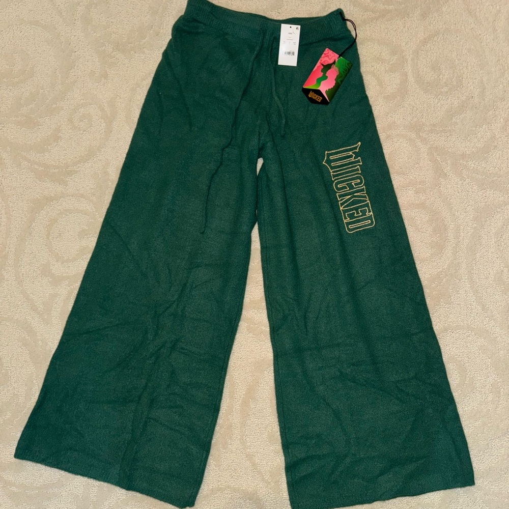 Green Wide-Leg pants from the Wicked for Target
Limited collection - Picture 3 of 4